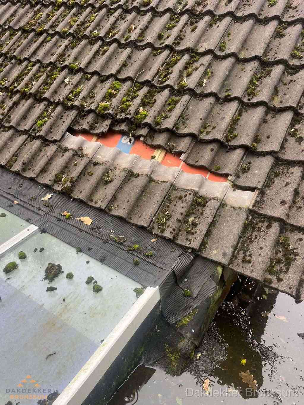Beschadigd pannendak met ontbrekende dakpannen voor reparatie in Brunssum