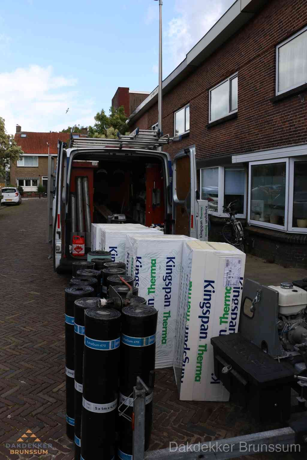Plat dak met bitumen dakbedekking en brander in Brunssum