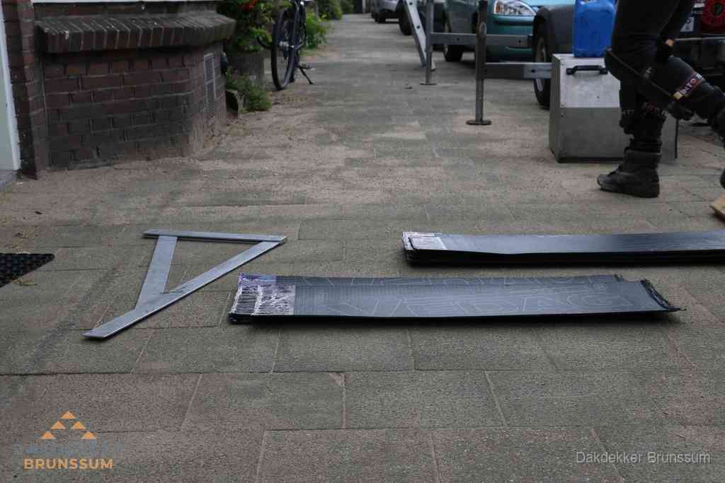 Dakbedekkingsmateriaal en zinkwerk klaargelegd voor reparatie in Brunssum