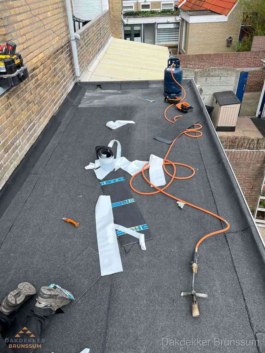 Dakdekker brengt EPDM dakbedekking aan op plat dak in Brunssum