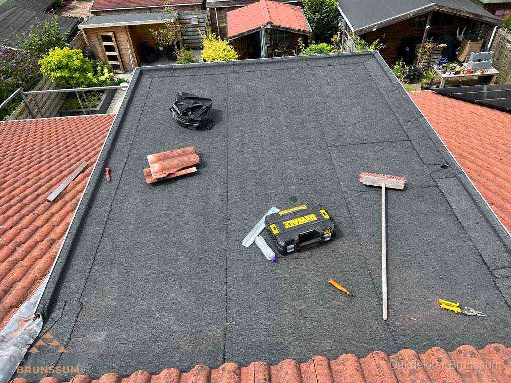 Nieuw plat dak met bitumen dakbedekking in Brunssum