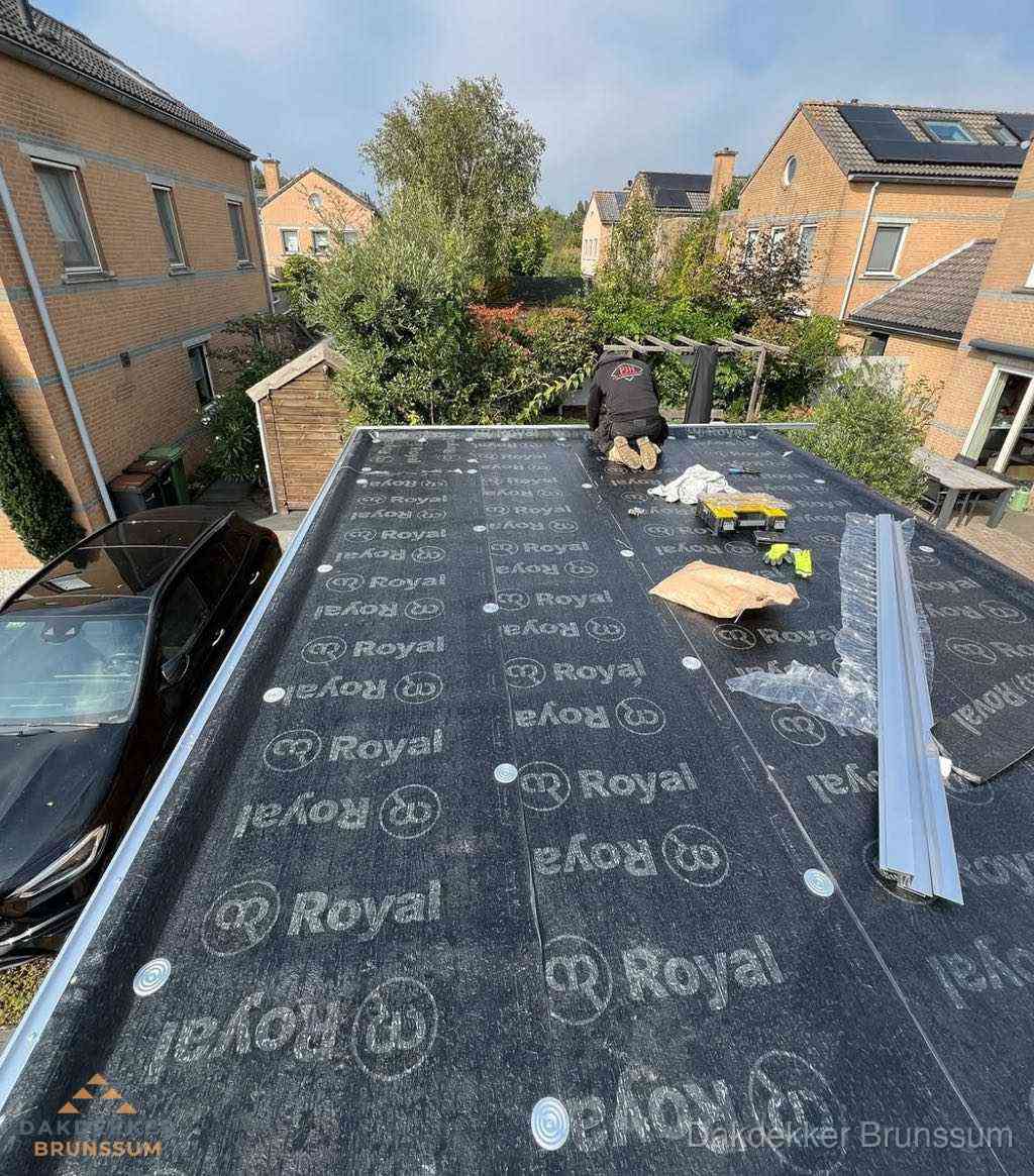 Dakdekker aan het werk op plat dak renovatie in Brunssum