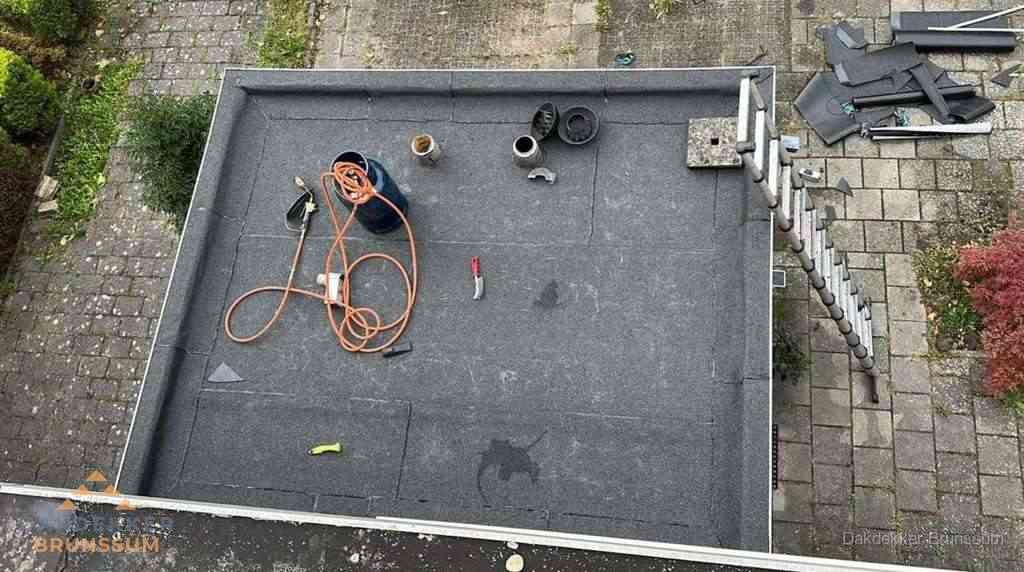 Plat dak met nieuwe bitumen bedekking in Brunssum