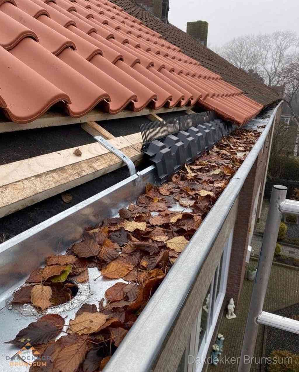 Plat dak bedrijfspand met bitumen dakbedekking en lichtkoepels in Brunssum