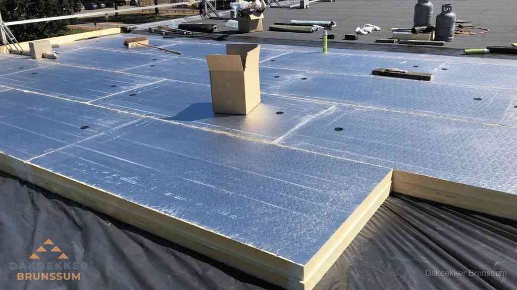 PIR isolatieplaten worden gelegd op plat dak voor dakisolatie in Brunssum