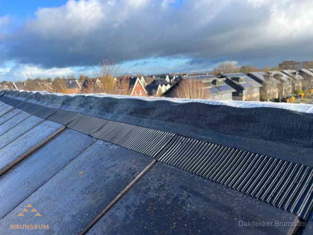 Dakisolatie bij de nok met ventilatieprofiel op schuin dak in Brunssum