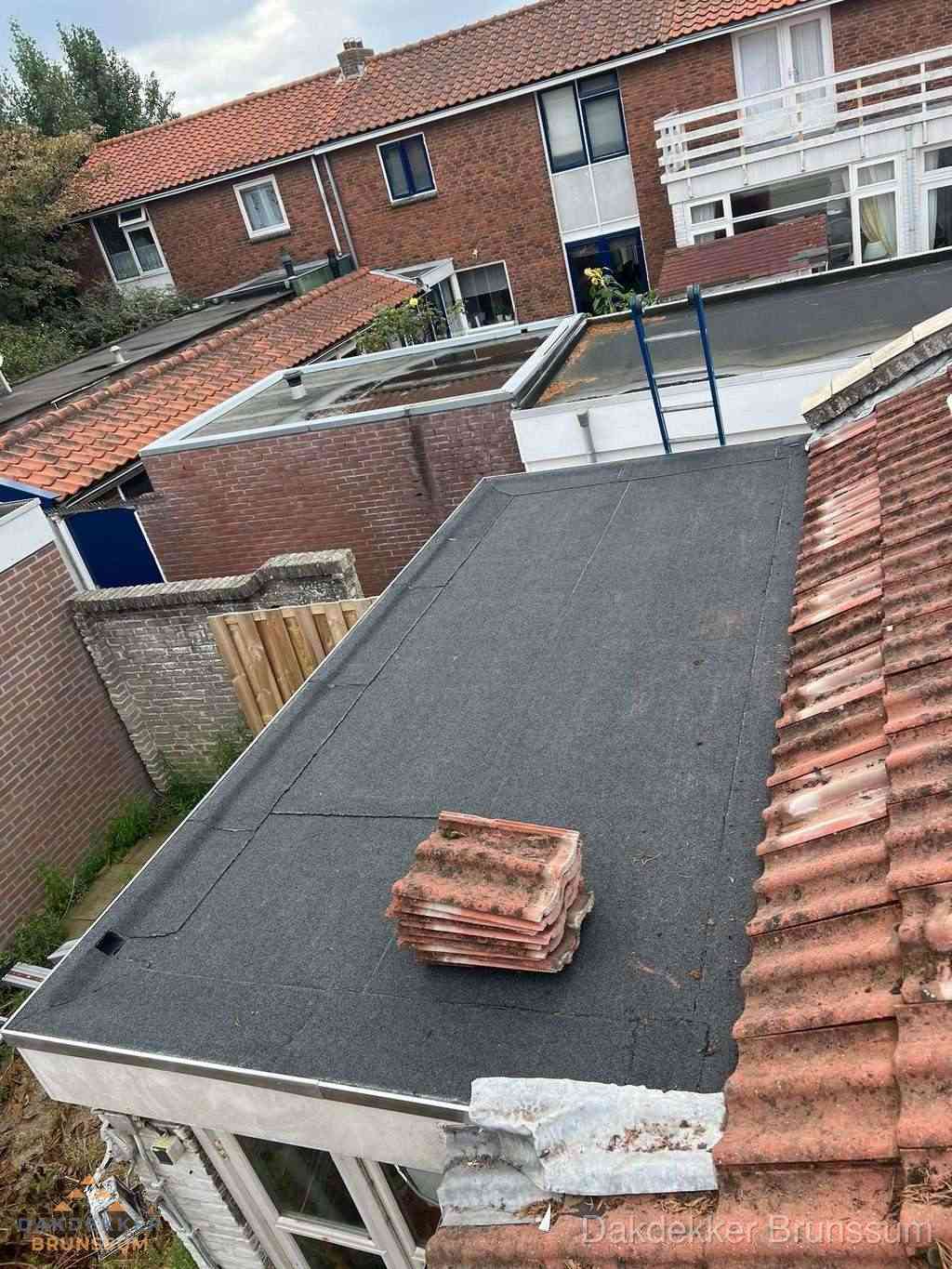 Aanbouw plat dak met reservepannen voor dakpannen vervangen in Brunssum