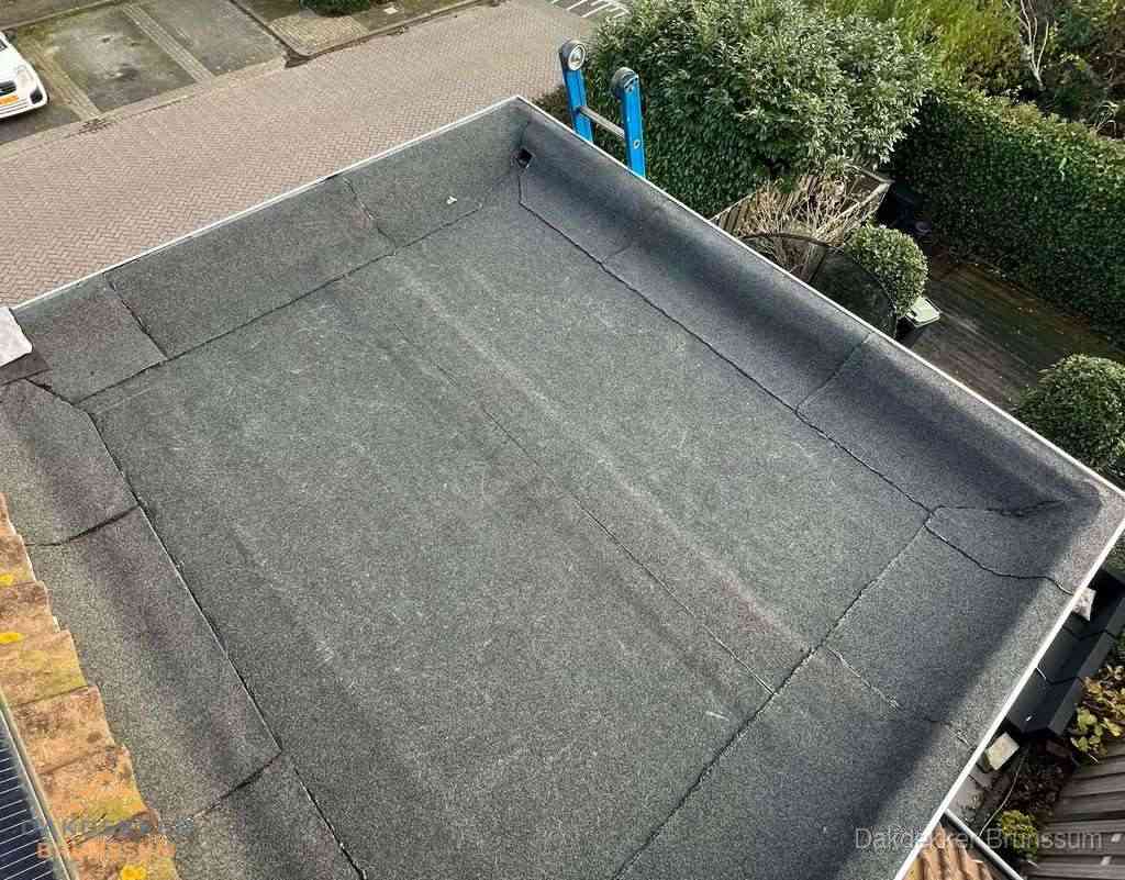 Gerenoveerd plat dak met nieuwe bitumen dakbedekking in Brunssum