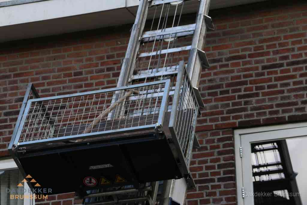 Ladderlift met dakpannen voor dakpan reparatie in Brunssum