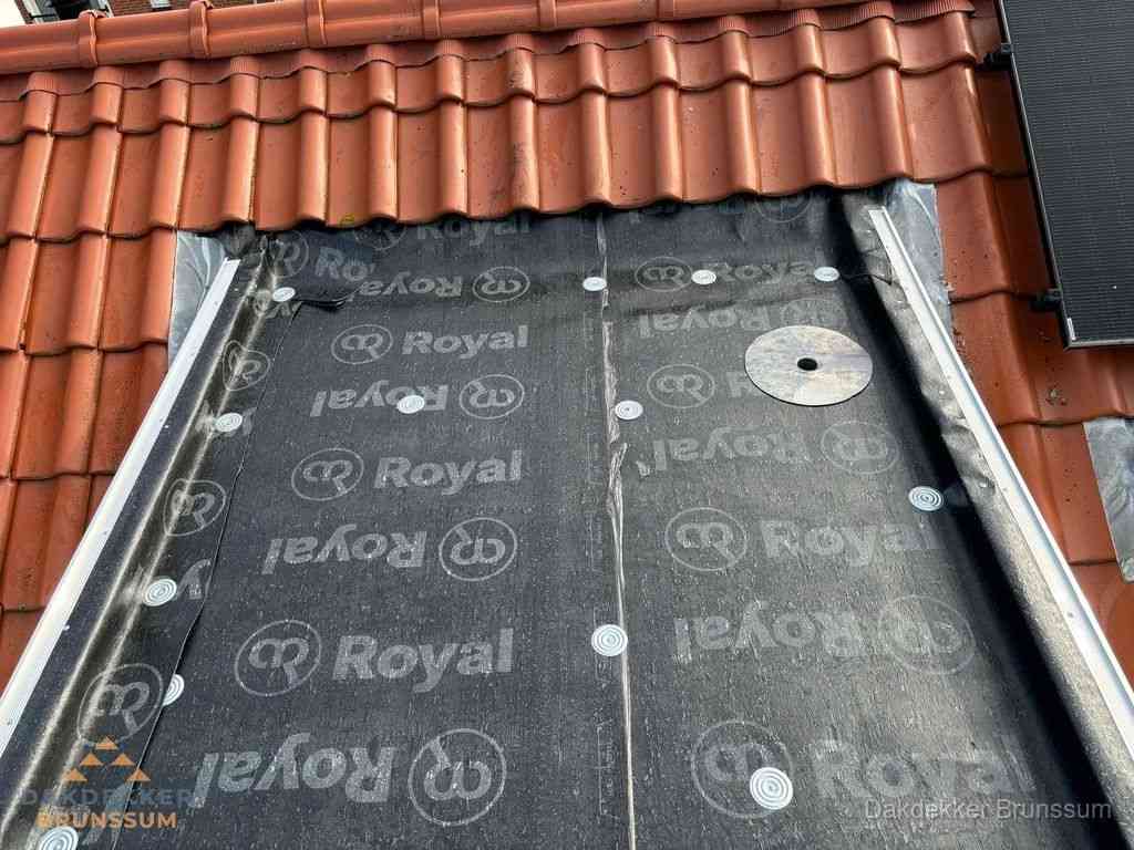 Nieuw dak met dakpannen en Royal onderlaag bij woning in Brunssum