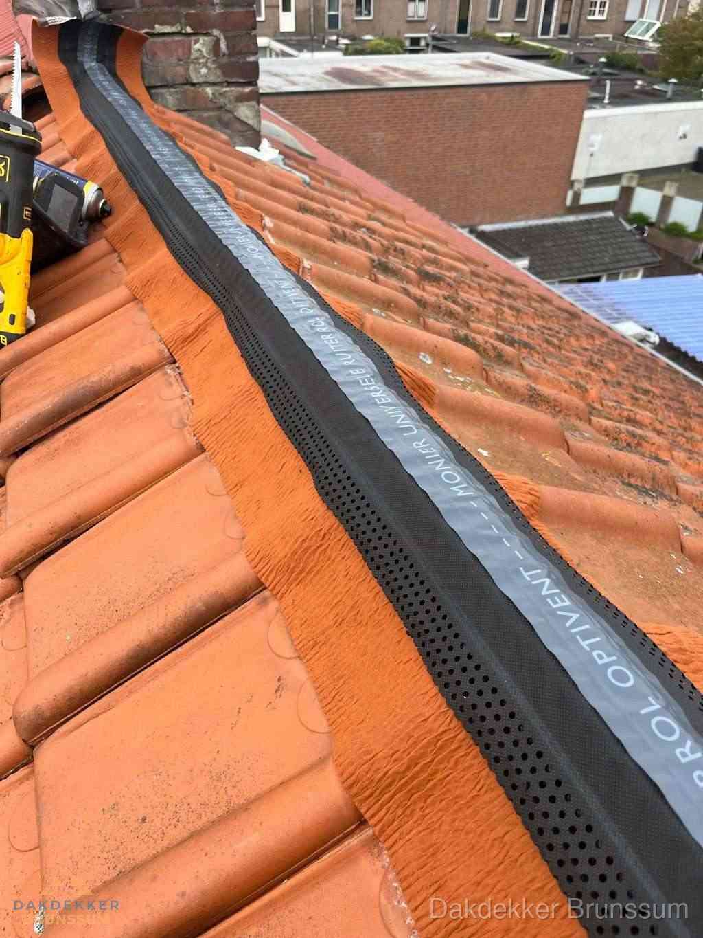 Plat dak aanbouw met bitumen naast schuin pannendak in Brunssum