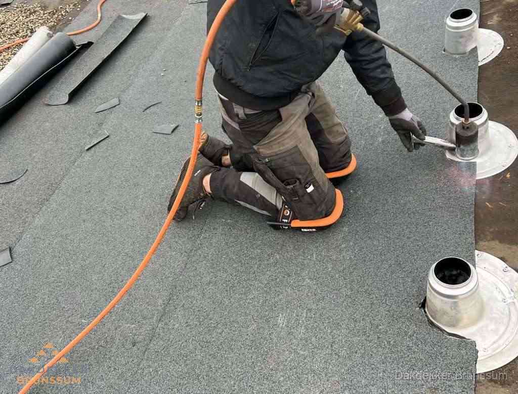 Gereedschap op nieuw plat dak na renovatie in Brunssum