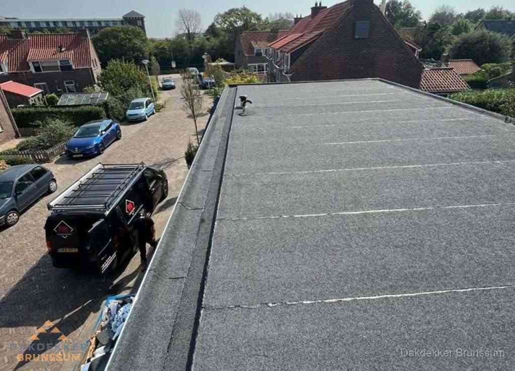Nieuw bitumen plat dak met uitzicht over landschap in Brunssum