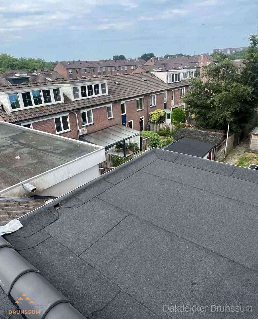 Vernieuwd plat dak met bitumen in woonwijk in Brunssum